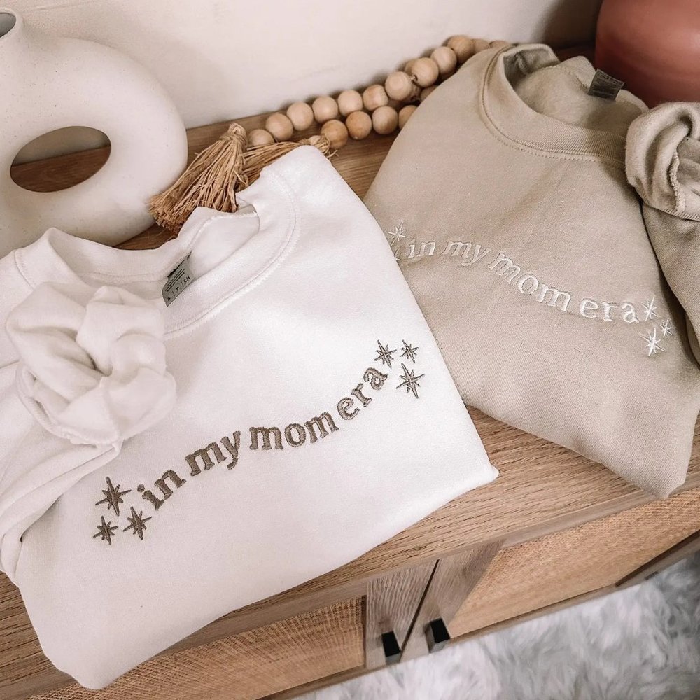 IN MY MOM ERA EMBROIDERED CREWNECK - WHITE